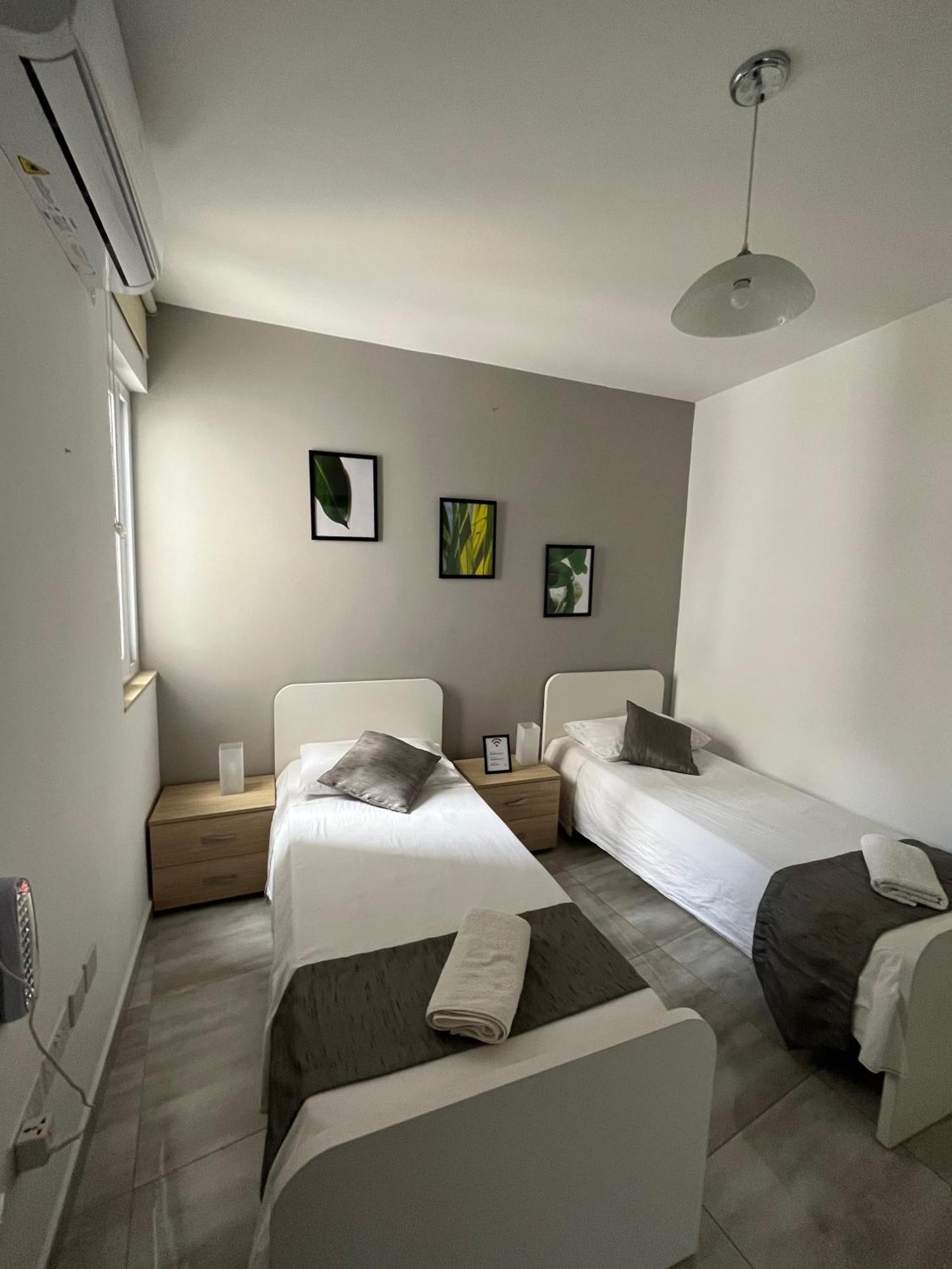 F4 Room 2, Private Room Two Single Beds Shared Bathroom Msida Kültér fotó